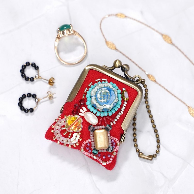 迷你珠绣零钱包 No.75 红色×羊毛 项链・包包吊饰皆可 饰品收纳盒 独一无二 - 吊饰 - 羊毛 红色