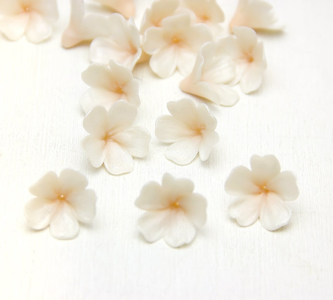 Pearl/Beige flowers Beads 2 cm. Beige floral beads making jewelry - 零件/散装材料/工具 - 塑料 多色