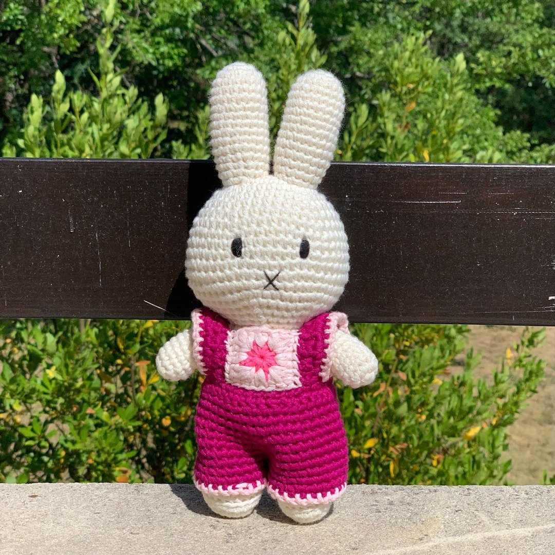 荷兰 Just Dutch | Miffy 米飞兔 编织娃娃和她的樱桃红连身裤 - 玩偶/公仔 - 棉 红色