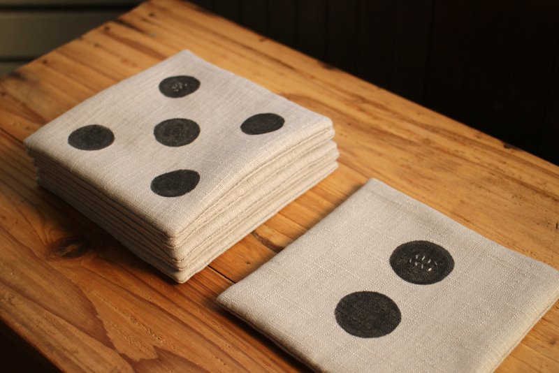 方形骰子刺绣杯垫 / 灰底黑点 - 杯垫 - 绣线 灰色