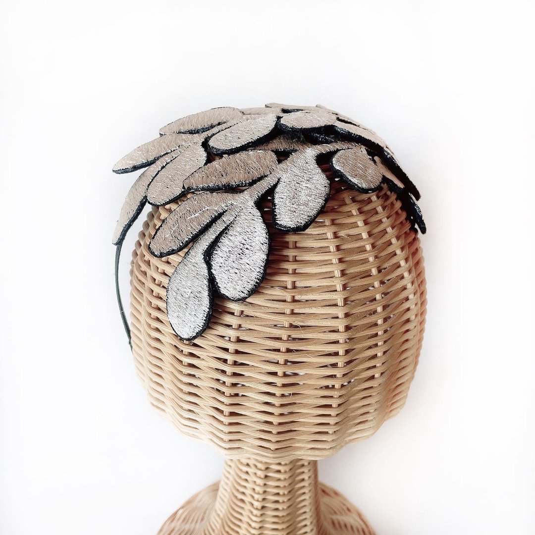 Embroidered leaf headband white - 发带/发箍 - 绣线 白色