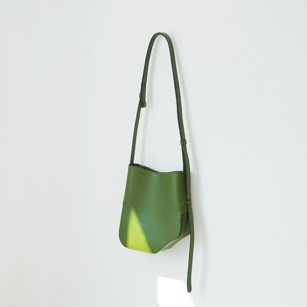雾丘弧形两用斜肩包 腋下包Hill shoulder bag M size - 侧背包/斜挎包 - 真皮 多色