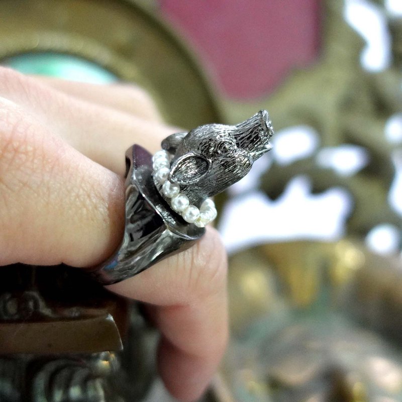 TIMBEE LO立体黑色猪头戴珍珠颈链戒指 内附弹性戒指圈 原创设计 - 戒指 - 其他金属 金色