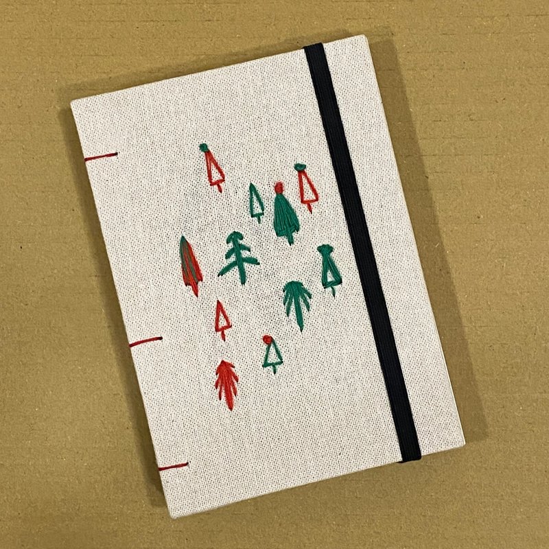 【圣诞礼物】圣诞の森 - 2025 无时效 A6 手工绣字手缝手帐本 - 笔记本/手帐 - 纸 