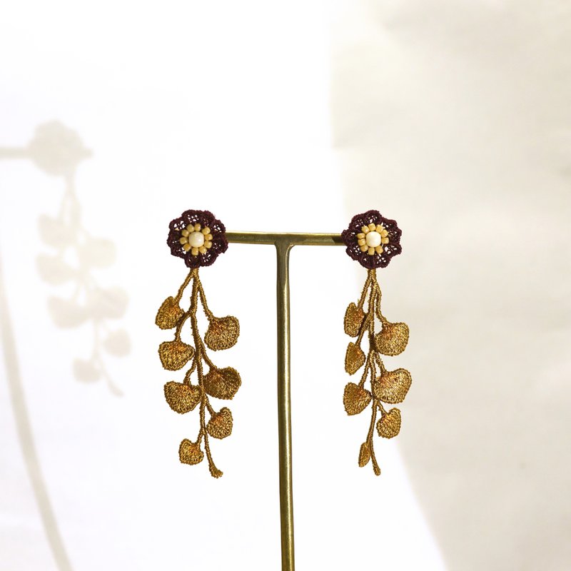 Floret embroidery earrings Bordeaux - 耳环/耳夹 - 绣线 红色