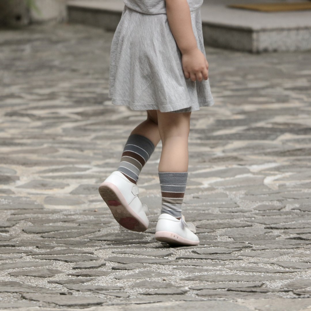FUN.童袜、Kids Socks / 时尚灰条纹袜子,设计袜-台湾制∣15-19cm - 袜子 - 棉 卡其色