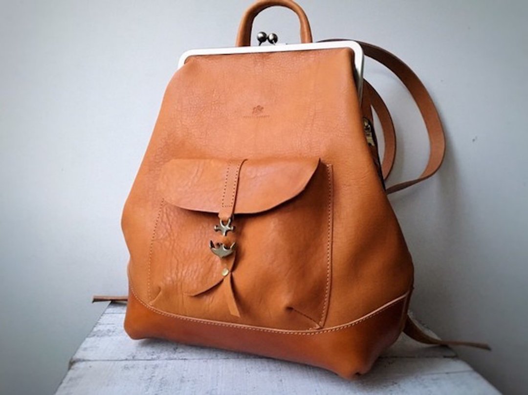 Tochigi leather Gamaguchi leather rucksack ruotare L with zipper and pocket - 后背包/双肩包 - 真皮 卡其色