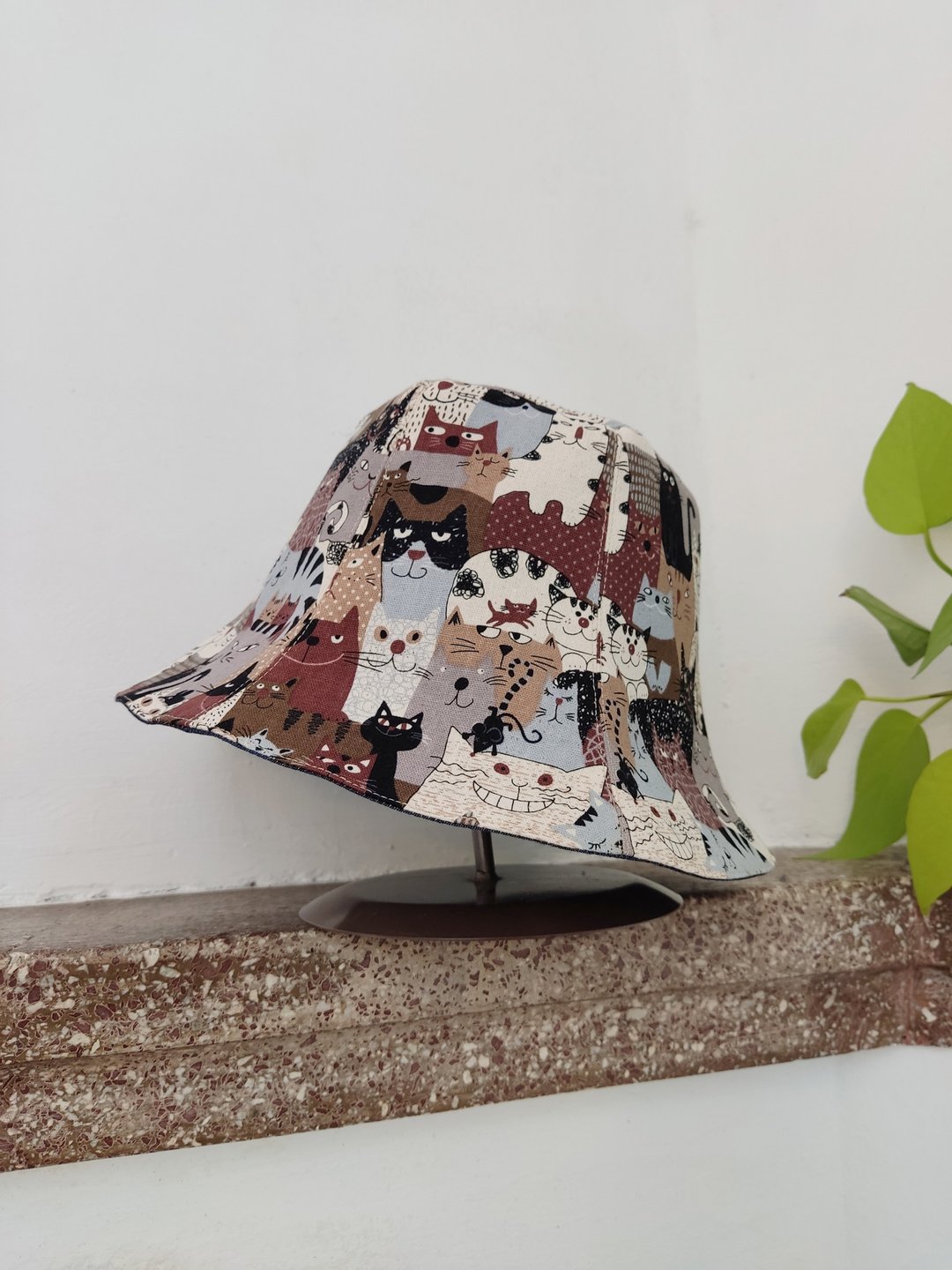 手工双面渔夫帽/短帽檐/遮阳帽/咖啡色/满满插画猫 - 帽子 - 棉 咖啡色
