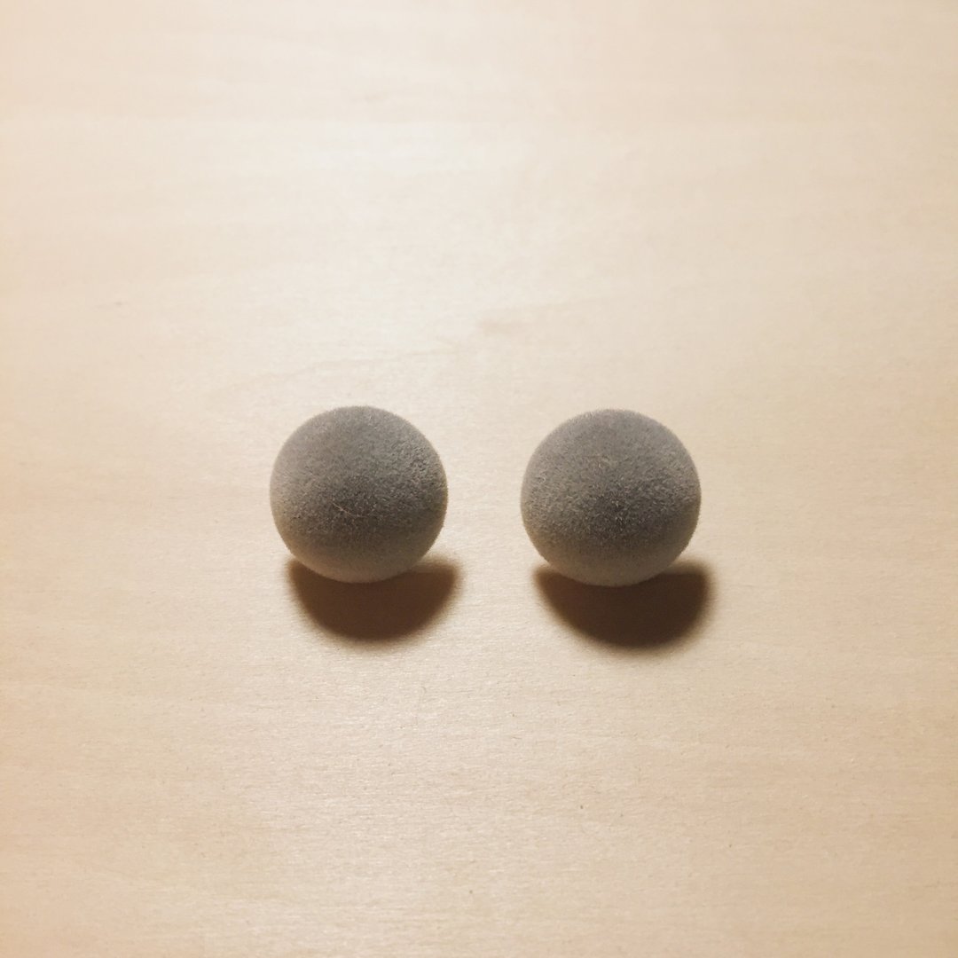 复古灰绒布丸子耳环 - 耳环/耳夹 - 其他材质 灰色