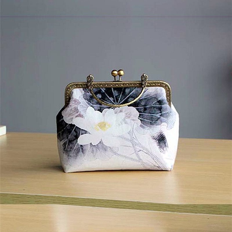 （上新品首件5折）文艺 口金包 旗袍包 斜挎包 荷花 iphone 手机袋 手机包 斜背包 收纳包袋 生日礼物 客制礼物 可绣字 - 其他 - 棉．麻 