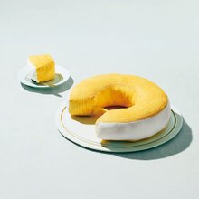 【YOU+MORE!】年轮蛋糕造型颈枕与切片年轮蛋糕造型收纳袋-预购