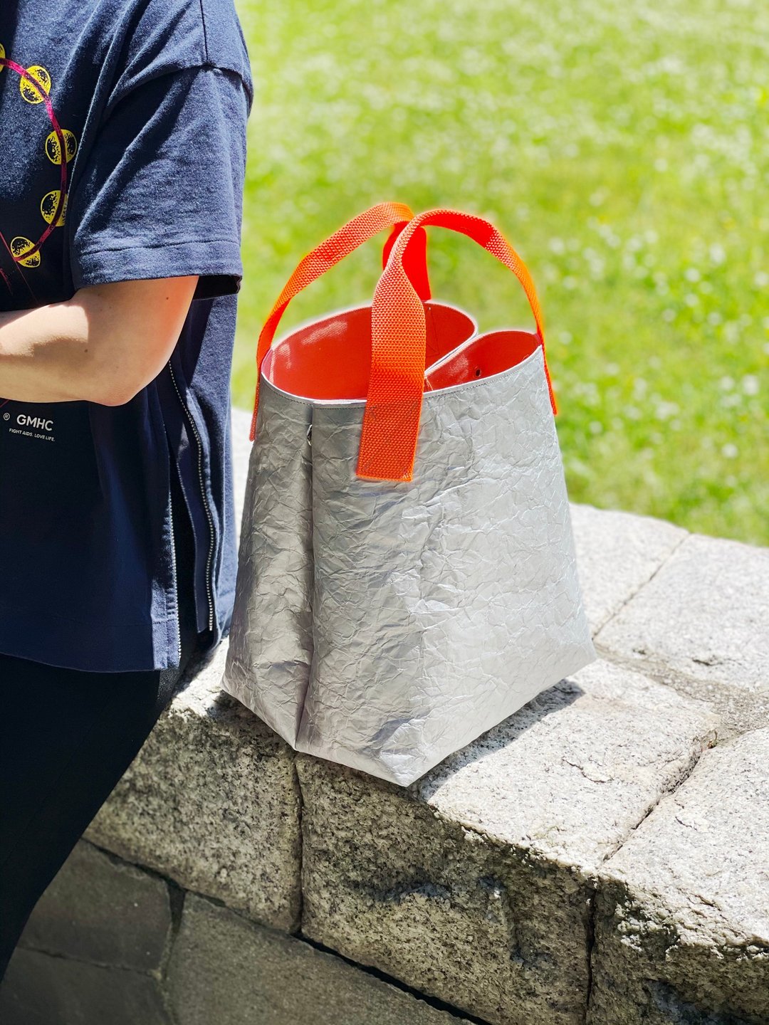DuPont tyvek® 压纹设计 独特水桶托特包 silver/light orange (提把-neon orange) - 手提包/手提袋 - 防水材质 橘色