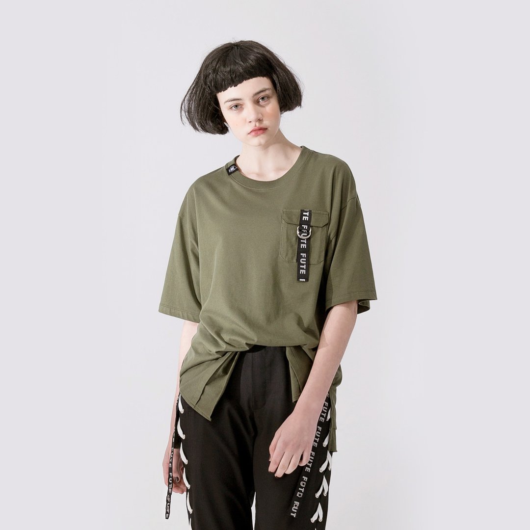 【中性款】 宽松落肩  口袋设计 短袖t-shirt / 军绿 - 女装上衣 - 棉．麻 绿色