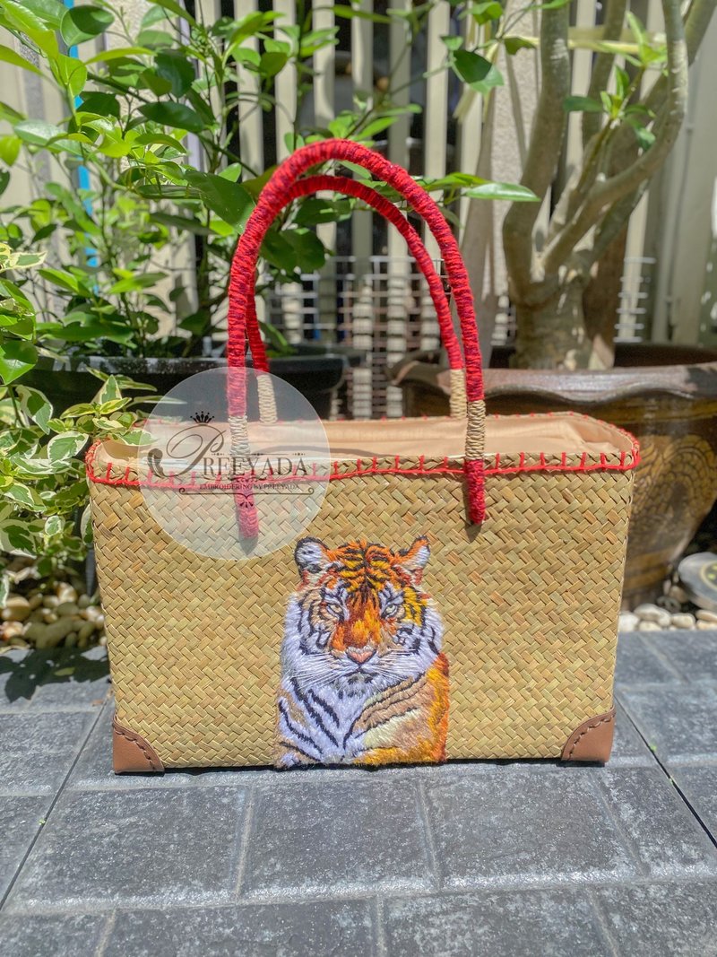 大型编织包，绣有老虎图案，搭配红色提把，并编织包边。 - 手提包/手提袋 - 绣线 