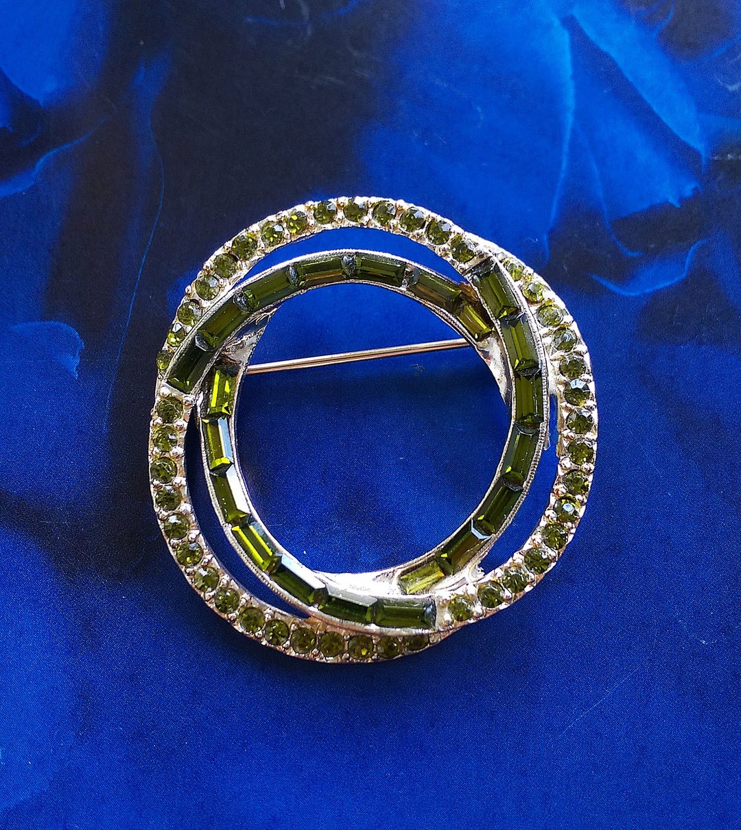 Vintage Jewelry 西洋古董饰品 绿莱茵 立体环圈 别针 - 徽章/别针 - 其他金属 金色