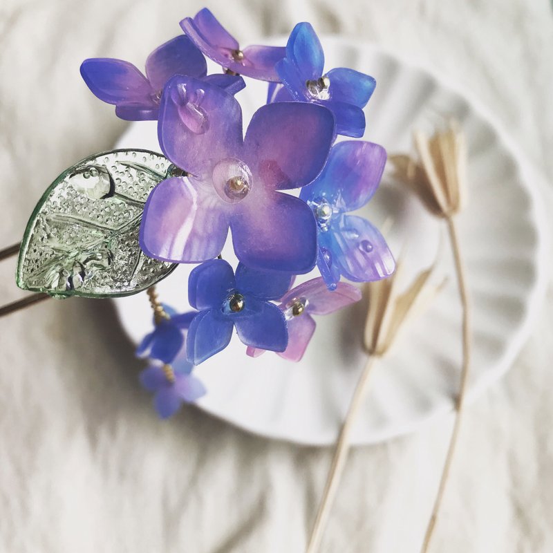 KOKONOE 【阳雨】透明树脂绣球花紫阳花垂坠吊饰两用发簪 - 发饰 - 树脂 蓝色