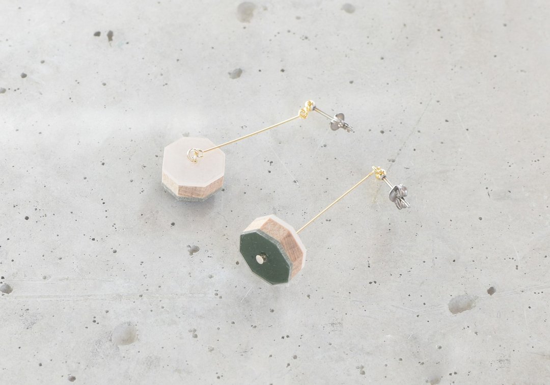 Swing taiko earrings / CREAM × DARK GREEN - 耳环/耳夹 - 木头 绿色