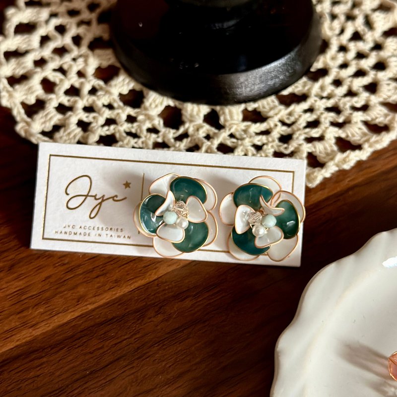 双色芍药 手作立体水晶花贴耳耳环 无痛耳夹 uv饰品 礼物 - 耳环/耳夹 - 其他材质 绿色