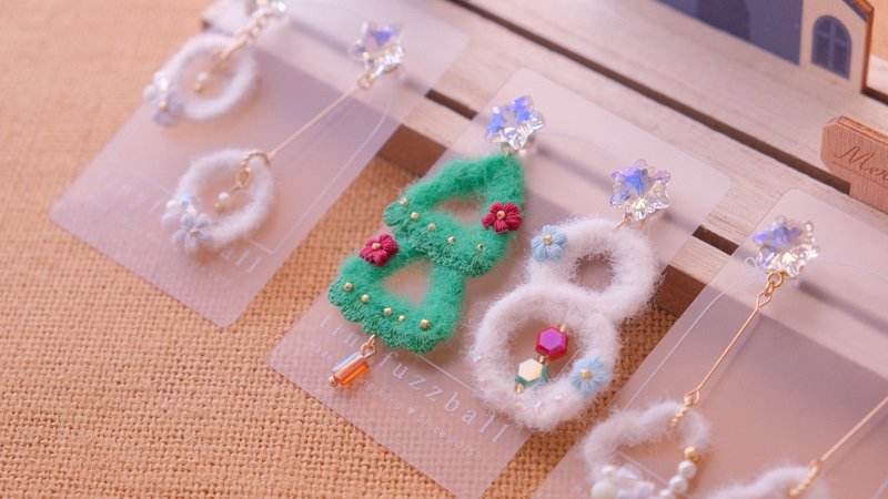 鈎针编织  2023圣诞 毛毛 圣诞树雪人耳环 - 耳环/耳夹 - 棉．麻 