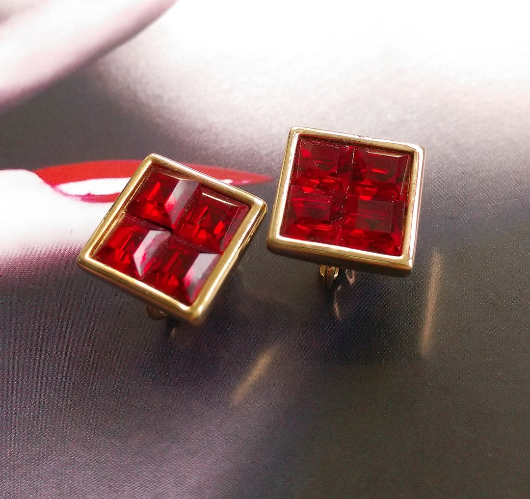 SWAROVSKI  S.A.L 方形优雅水晶钻 夹式耳环。西洋古董饰品 - 耳环/耳夹 - 其他金属 金色