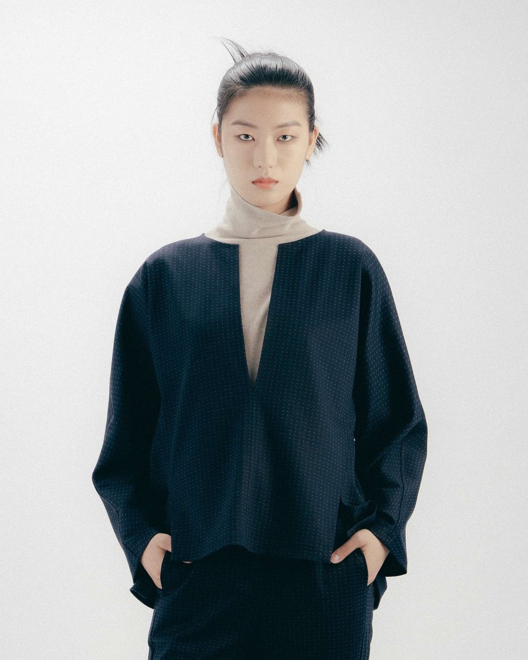 UUIN_黑点半开襟上衣 - 女装上衣 - 其他材质 蓝色