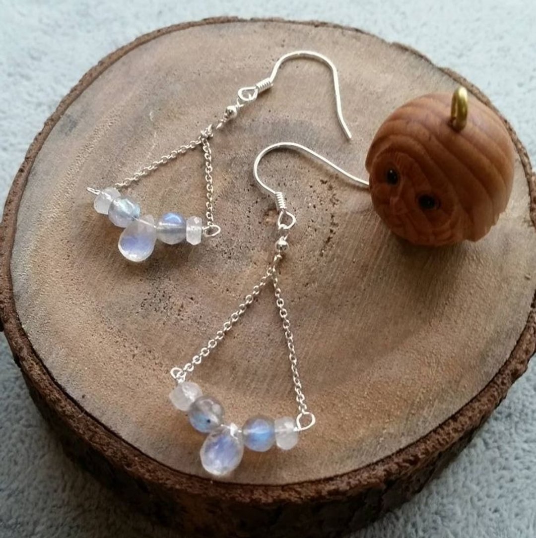 925纯银 拉长石 7mm玻璃体强蓝光月亮石耳环 Moonstone and labradorite 925 silver earring - 耳环/耳夹 - 宝石 蓝色