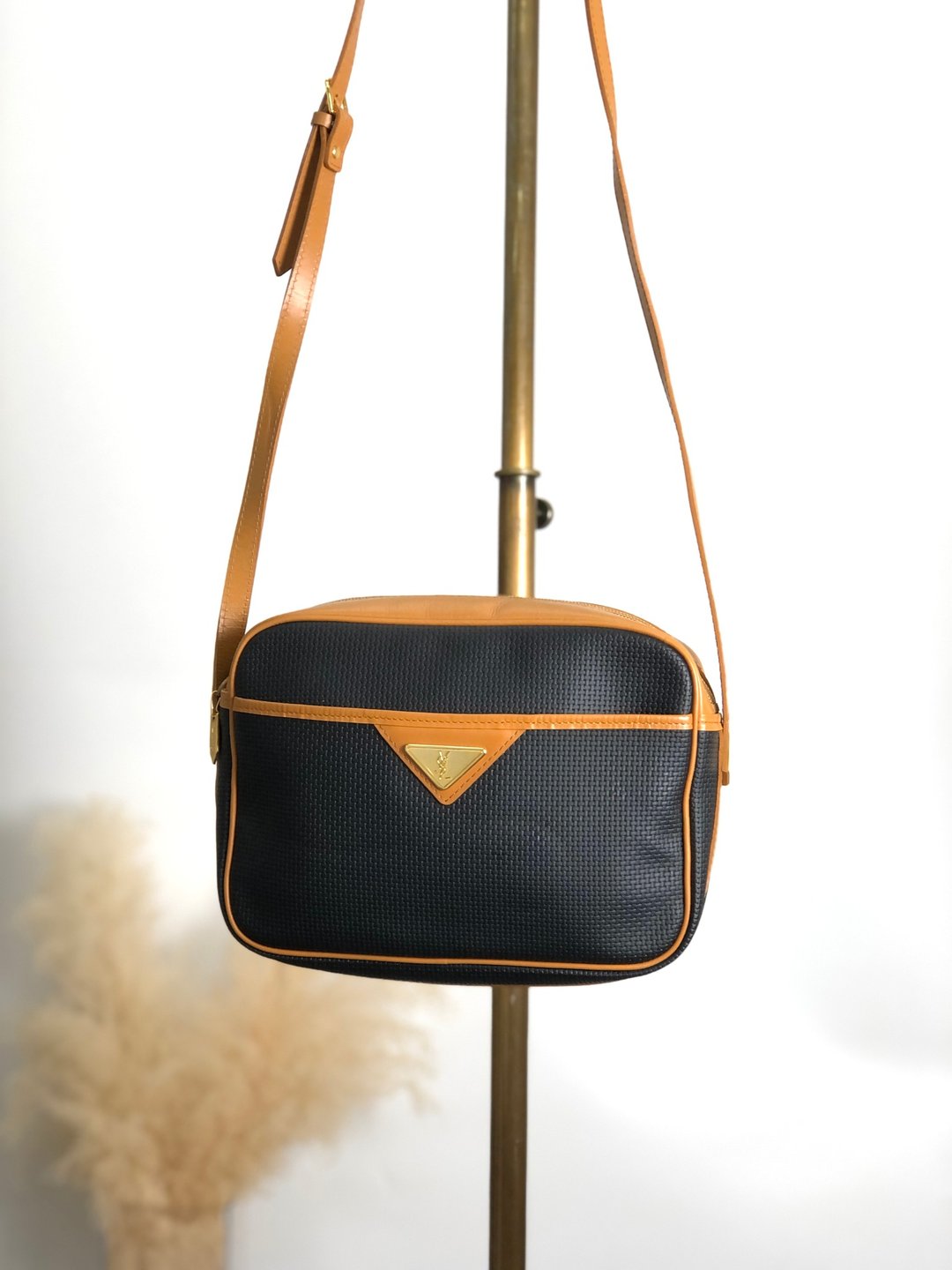 【 日本直送 名牌中古包 】Yves Saint Laurent 肩背包 黑色 驼色 YSL PVC 滚边 vintage yia45g - 侧背包/斜挎包 - 防水材质 黑色