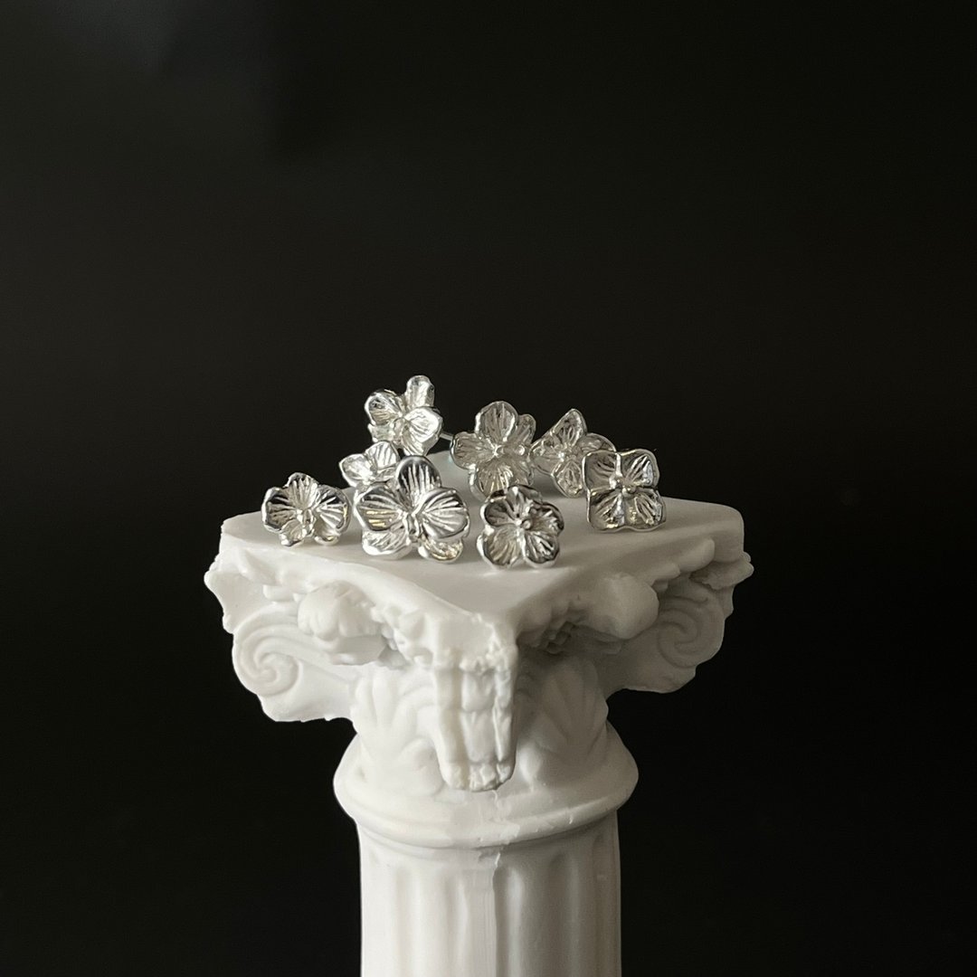 兰花与绣球花 迷你花朵耳针耳环 单耳 手工雕刻 925 银 - 耳环/耳夹 - 纯银 