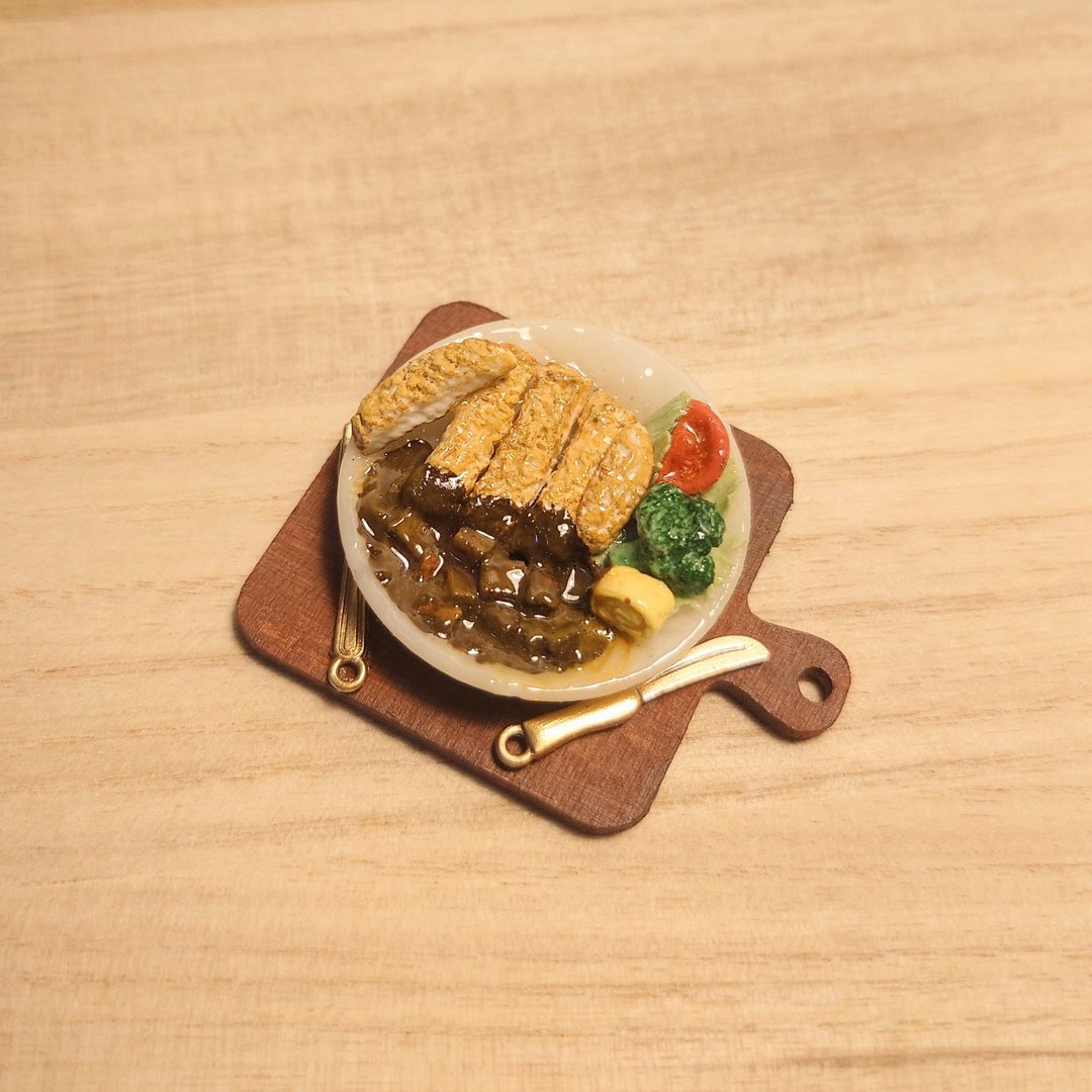 酥脆多汁的咖喱炸猪排套餐手作袖珍定制钥匙圈/别针/磁铁 - 徽章/别针 - 其他材质 多色