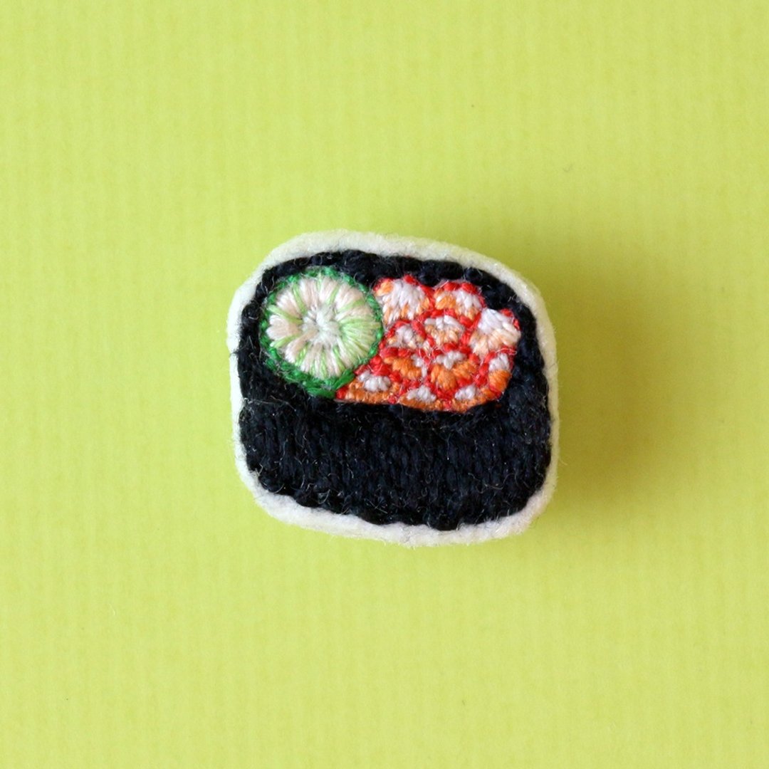 手工刺绣胸针/别针   黄瓜鲑鱼卵军舰寿司 Gunkan-maki / warship roll - 胸针 - 绣线 多色