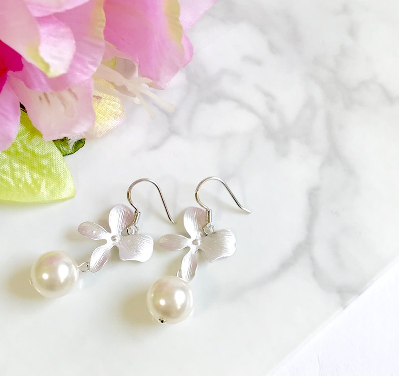 Flower and Swarovski pearl earring - 耳环/耳夹 - 珍珠 银色