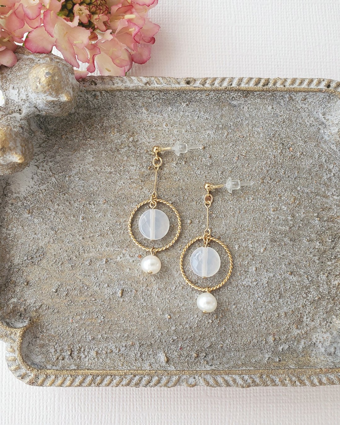 freshwater pearl and milky agate circle pierced earrings or clip-on earrings - 耳环/耳夹 - 半宝石 白色