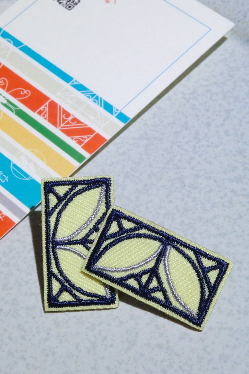 刺绣饰品 铁窗花【淡黄】 - 耳环/耳夹 - 绣线 白色