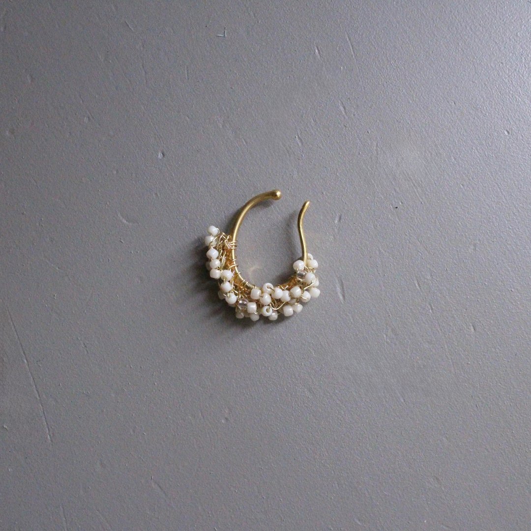 flora ear-cuff | 点缀白色珠饰的 wire crochet 耳骨夹 - 耳环/耳夹 - 其他金属 金色