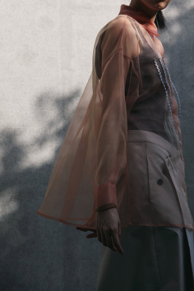 轻透柯根纱裇衫 - 蜜桃色 - 女装衬衫 - 聚酯纤维 粉红色