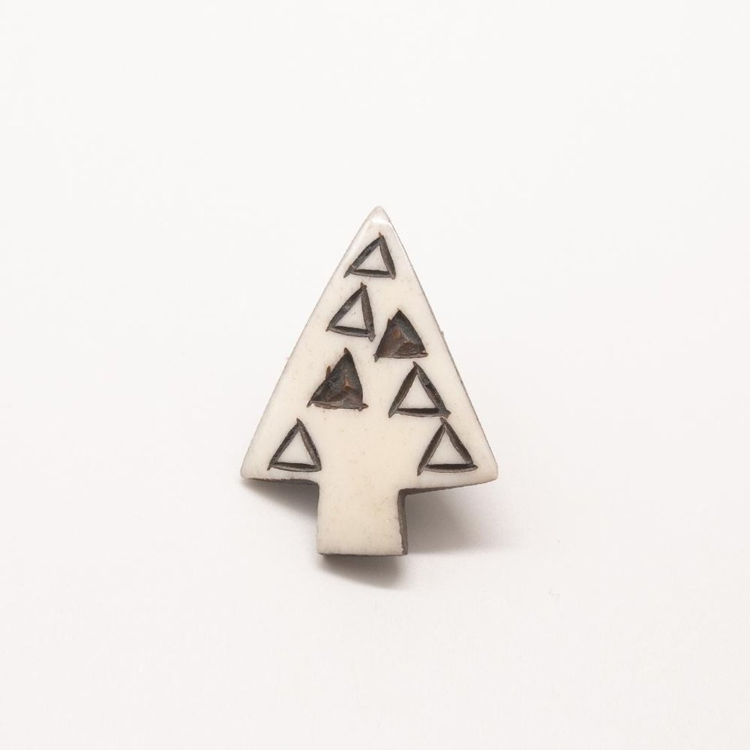 Buffalo Bone Brooch / Tree Sankaku - 胸针 - 环保材料 
