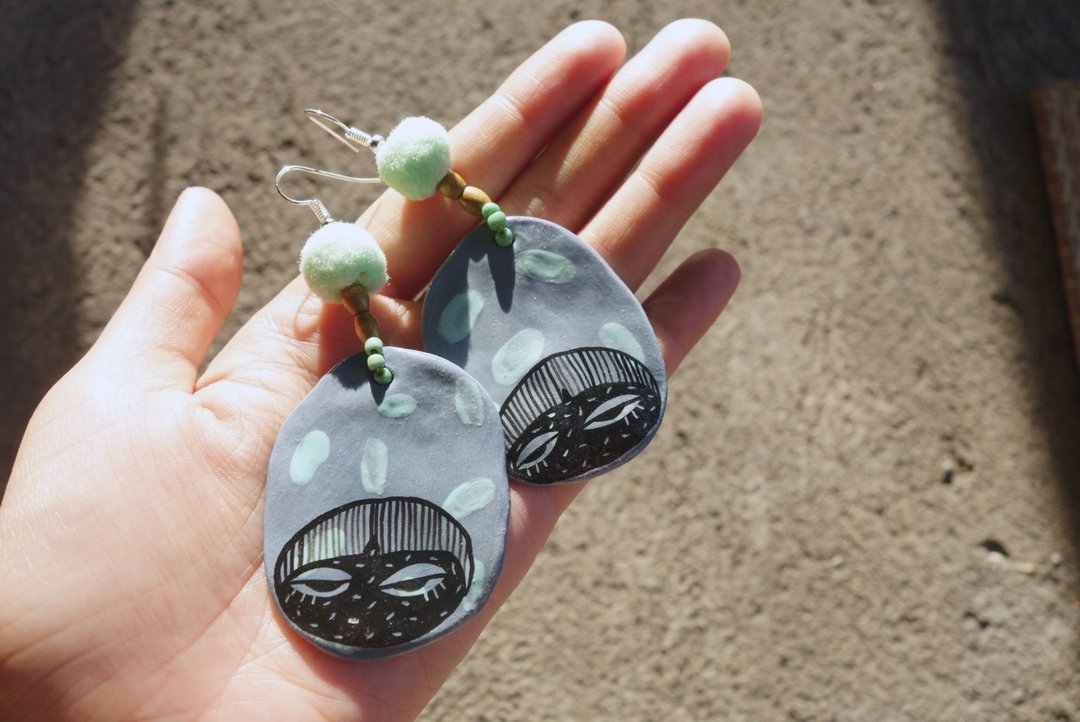 Ceramic earring inspired by woman face. - 耳环/耳夹 - 陶 蓝色