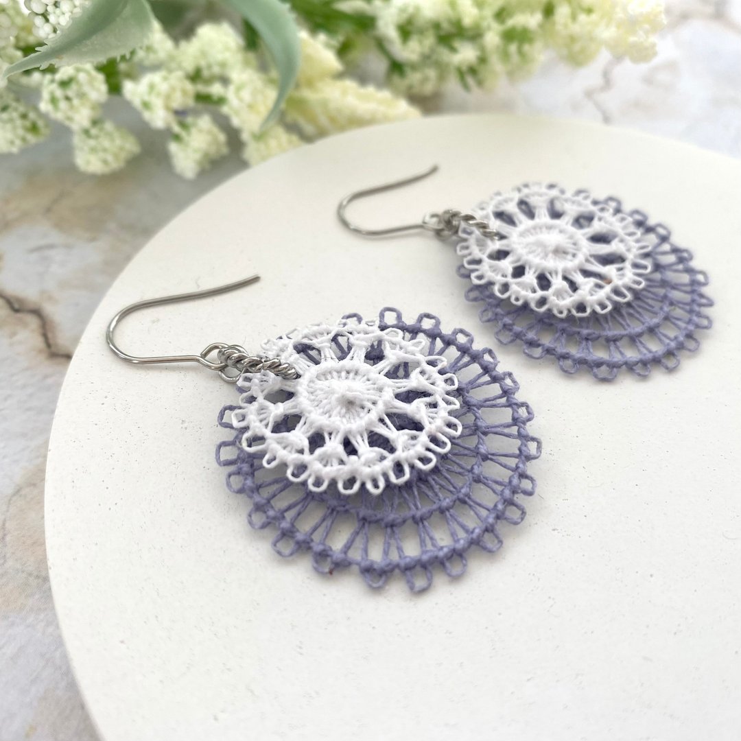 grey layered lace earrings【日本手作职人】双层蕾丝刺绣耳环 可改耳夹 质感灰 巴拉圭传统刺绣 二重蕾丝耳饰 灰色 - 耳环/耳夹 - 绣线 灰色