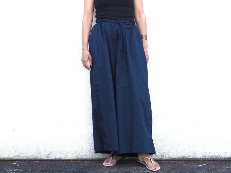 Wide pants that can be adjusted by squeezing with a navy / string - 女装长裤 - 棉 蓝色