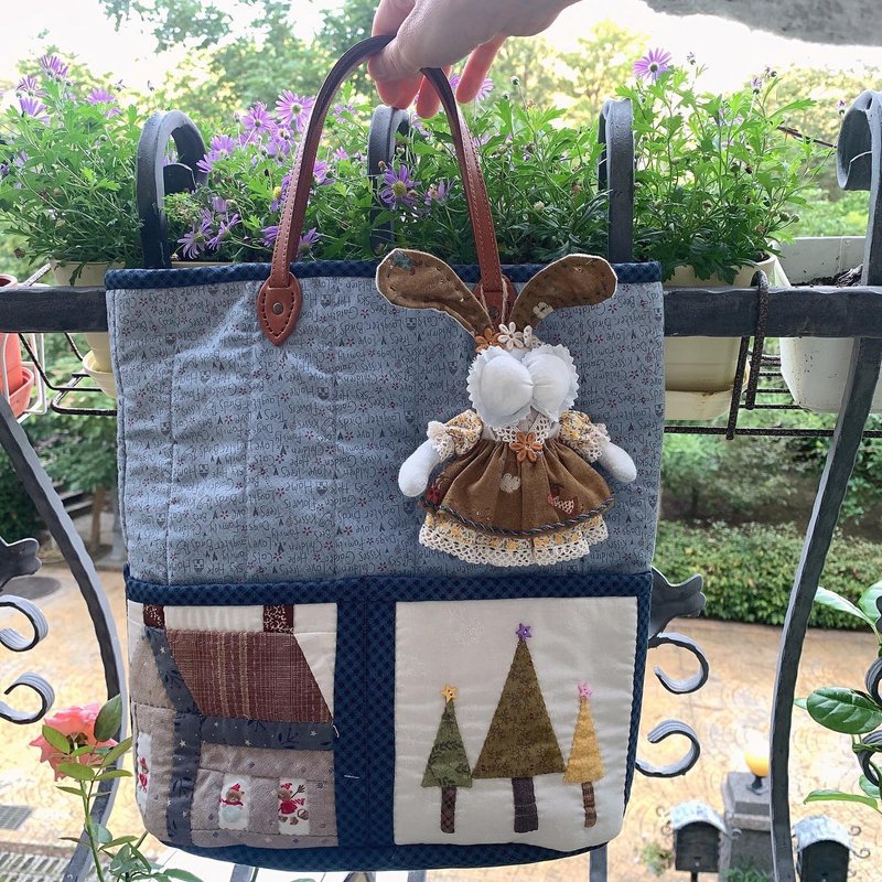 拼布手提袋(含小兔挂饰可拆) - 手提包/手提袋 - 棉．麻 