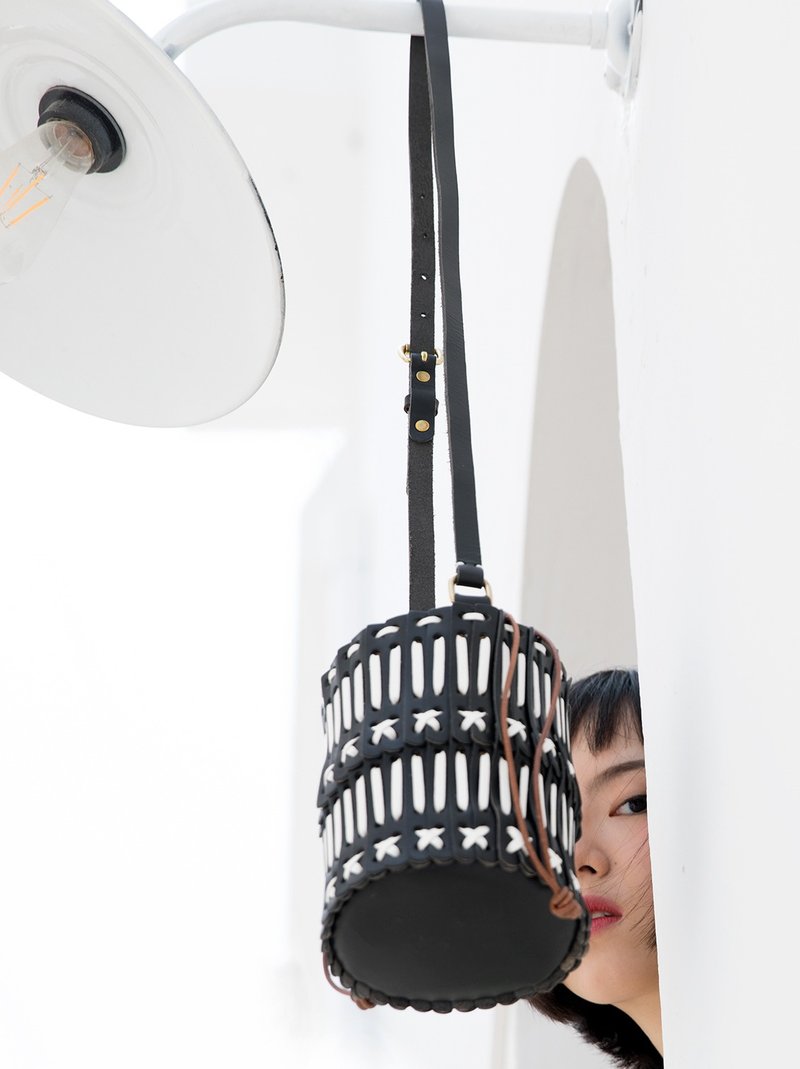 民族風 手工编织牛皮 水桶包 单肩迷你包 抽绳斜挎小包 - 侧背包/斜挎包 - 真皮 