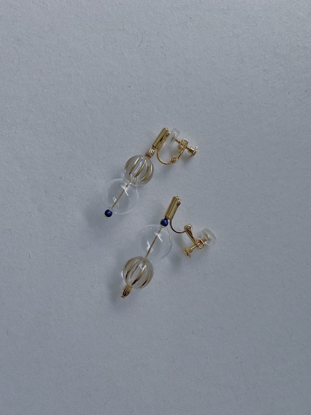 14K 镀金 圣诞小球夹式耳环 日本复古珠与迷你青金石 - 耳环/耳夹 - 树脂 金色