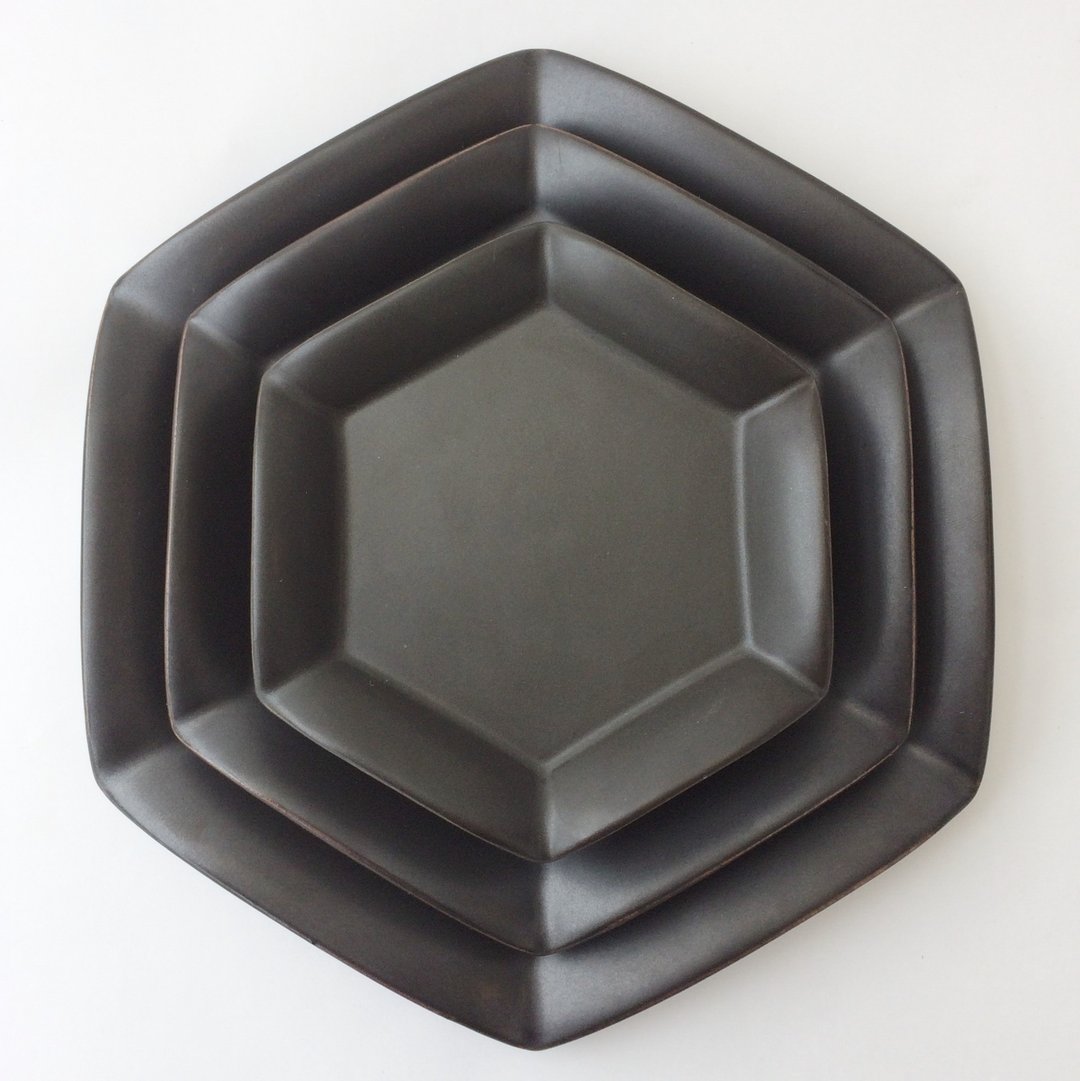 hexagon flower black plate.(Three pieces of sets） - 浅碟/小碟子 - 陶 黑色