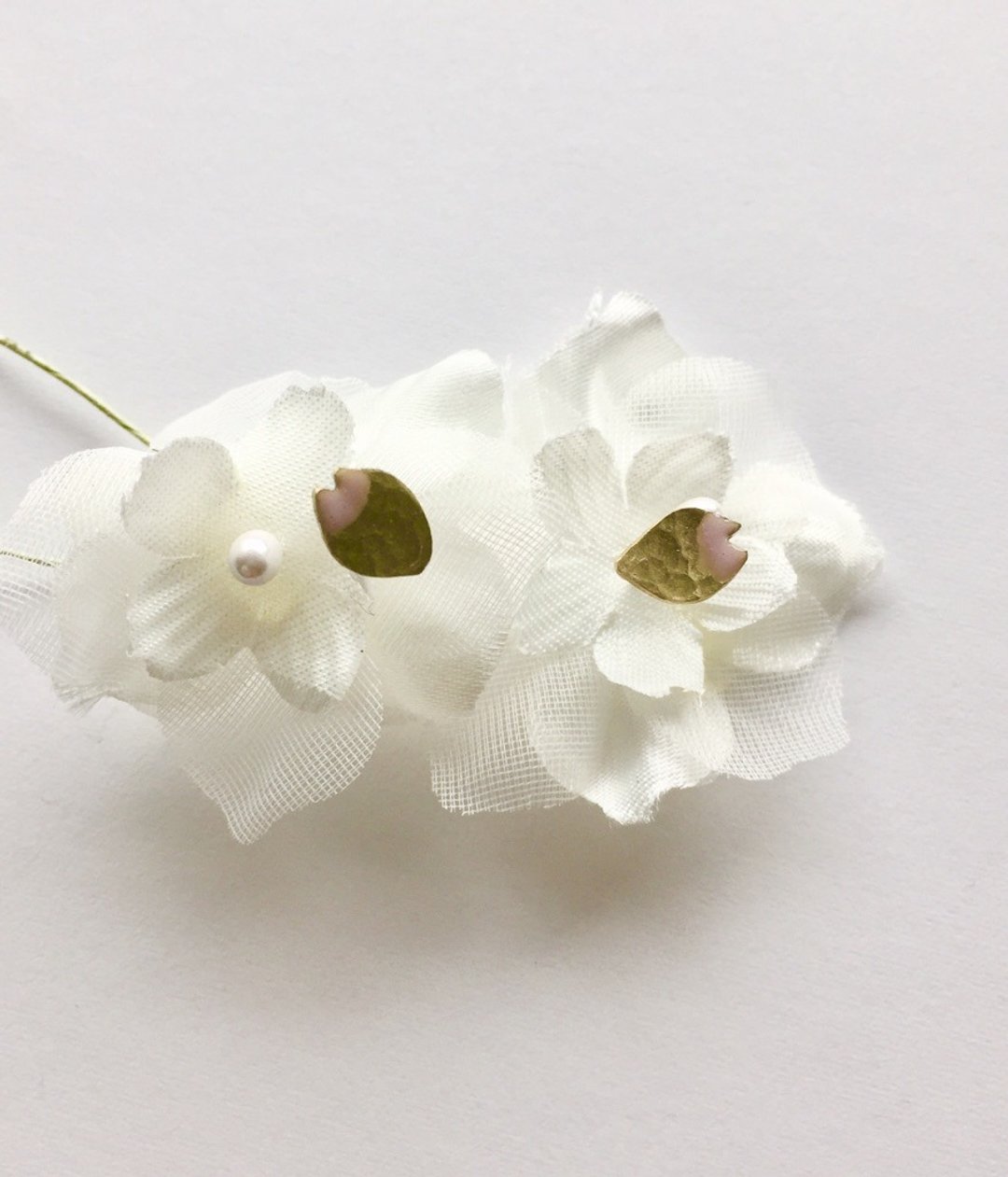 petal pierces - 耳环/耳夹 - 其他金属 金色