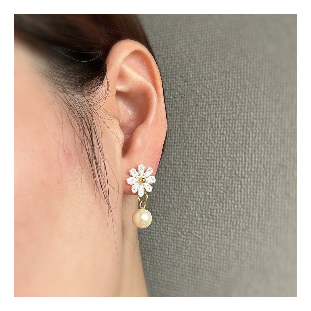 Earrings Single pearl daisy flower - 耳环/耳夹 - 棉 白色