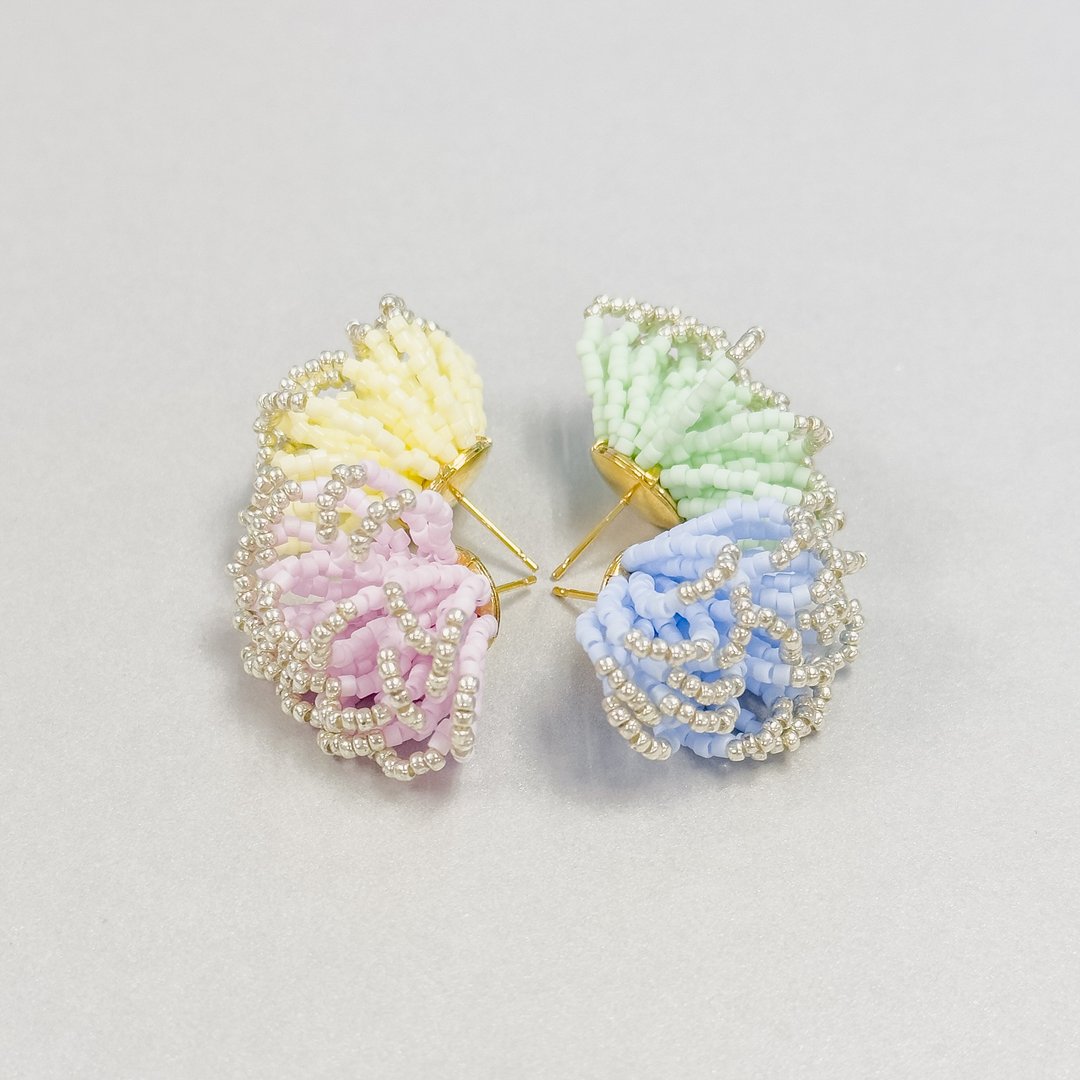 花花耳环 可选两只不同颜色 - 耳环/耳夹 - 塑料 多色