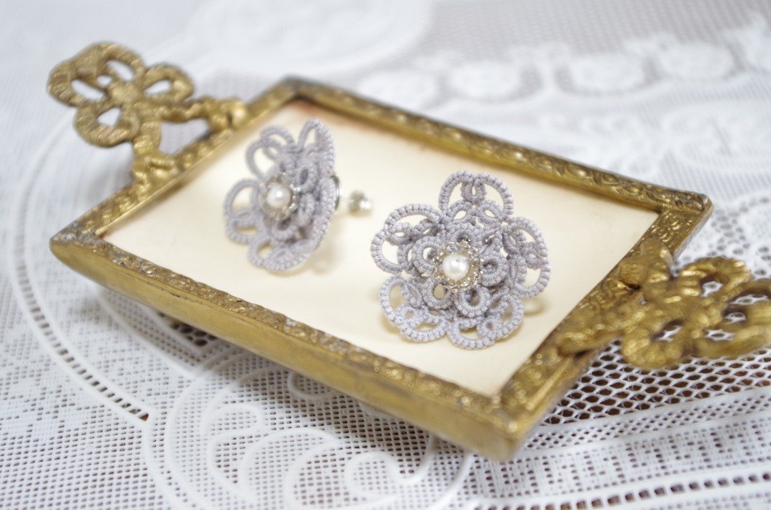 Tatting Flower Earrings - Silver Gray - 耳环/耳夹 - 棉 灰色