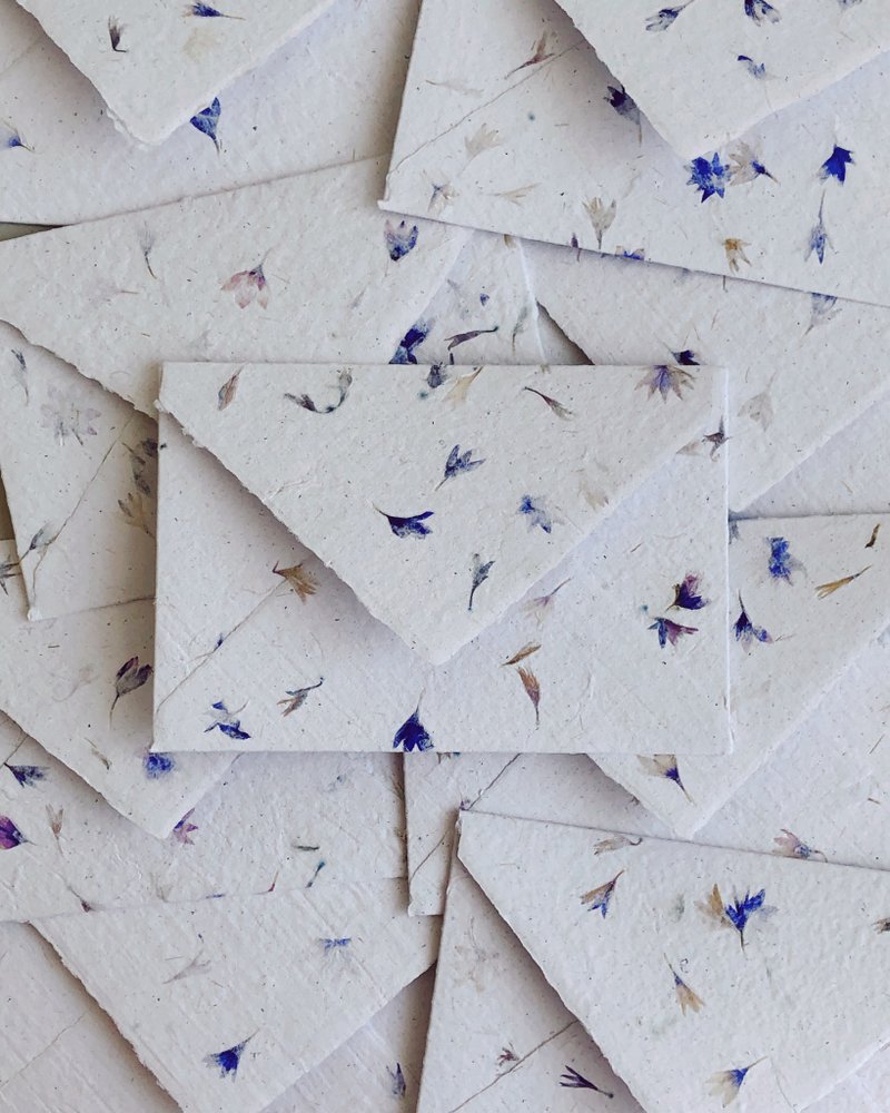 Set of handmade envelopes from recycled paper with cornflower petals, 13x18 cm - 插画/绘画/写字 - 纸 白色