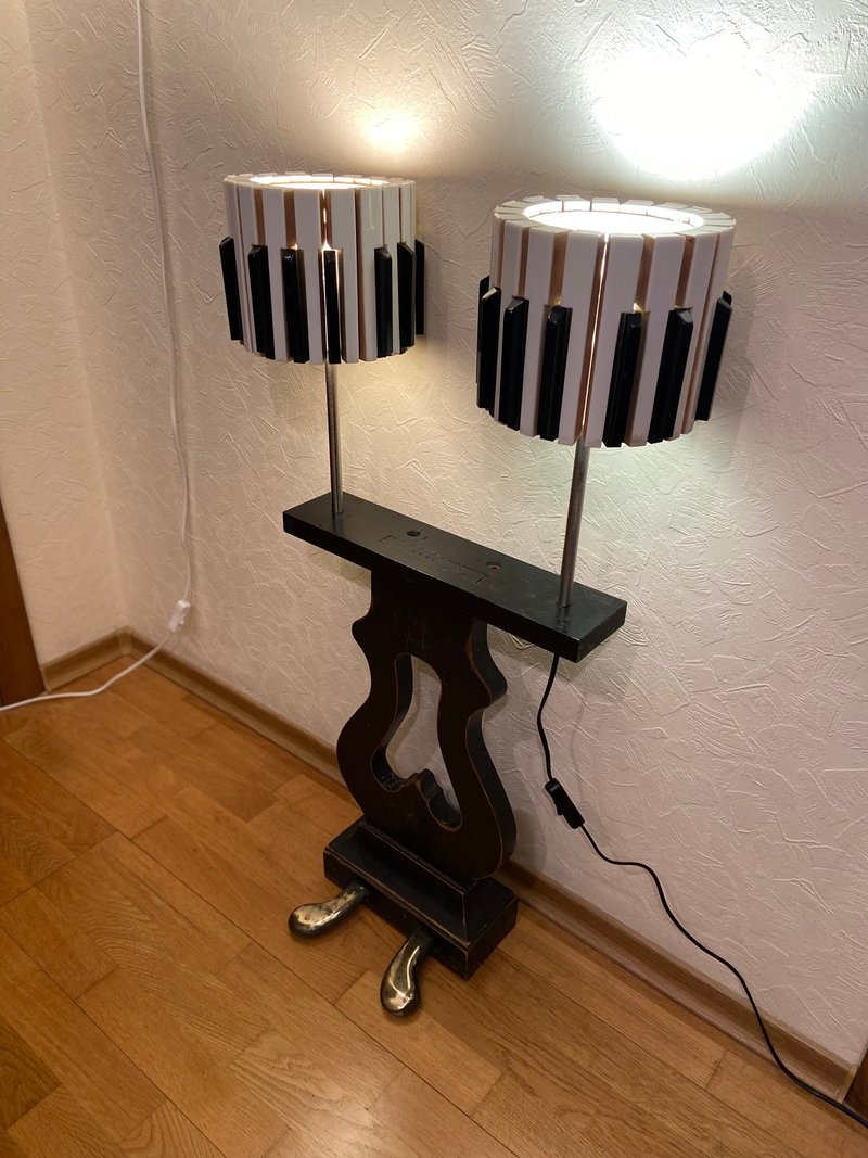 由一架旧三角钢琴制成的落地灯 - 灯具/灯饰 - 木头 黑色
