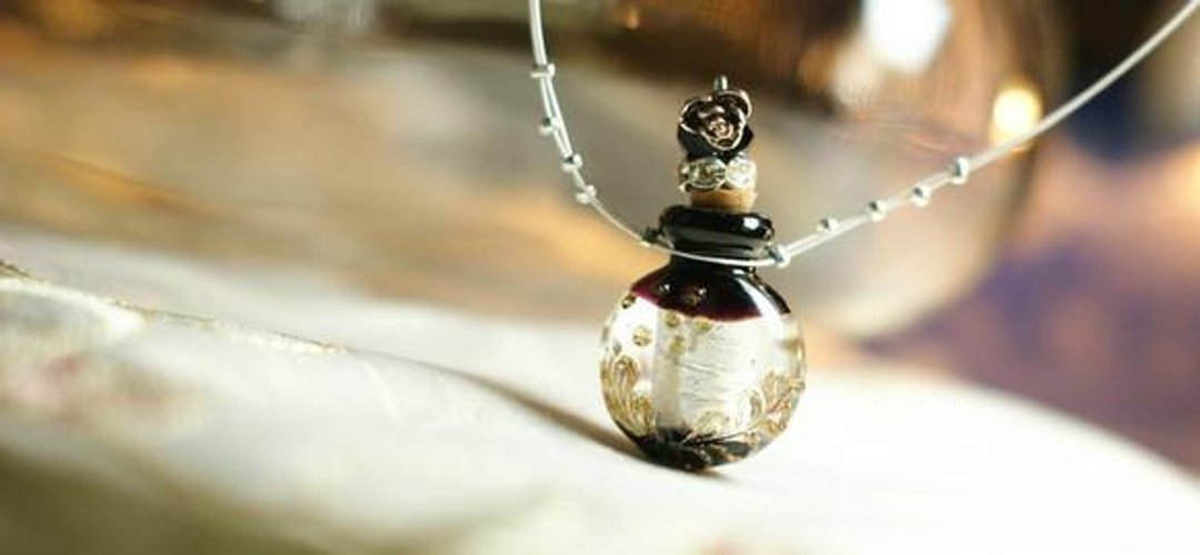 Perfume Bottle Pendant / Round Black - 项链 - 其他金属 